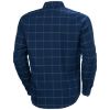 Helly Hansen Men’s Aker Flannel Long Sleeve Shirt. Med en regelmæssig pasform, justerbare manchetter og darts på bagsiden af skuldrene til forbedret mobilitet. Den er udstyret med en praktisk brystlomme og knappet front.