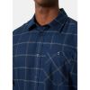 Helly Hansen Men’s Aker Flannel Long Sleeve Shirt. Med en regelmæssig pasform, justerbare manchetter og darts på bagsiden af skuldrene til forbedret mobilitet. Den er udstyret med en praktisk brystlomme og knappet front.