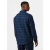 Helly Hansen Men’s Aker Flannel Long Sleeve Shirt. Med en regelmæssig pasform, justerbare manchetter og darts på bagsiden af skuldrene til forbedret mobilitet. Den er udstyret med en praktisk brystlomme og knappet front.