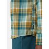 Helly Hansen Men’s Aker Flannel Long Sleeve Shirt. Med en regelmæssig pasform, justerbare manchetter og darts på bagsiden af skuldrene til forbedret mobilitet. Den er udstyret med en praktisk brystlomme og knappet front.